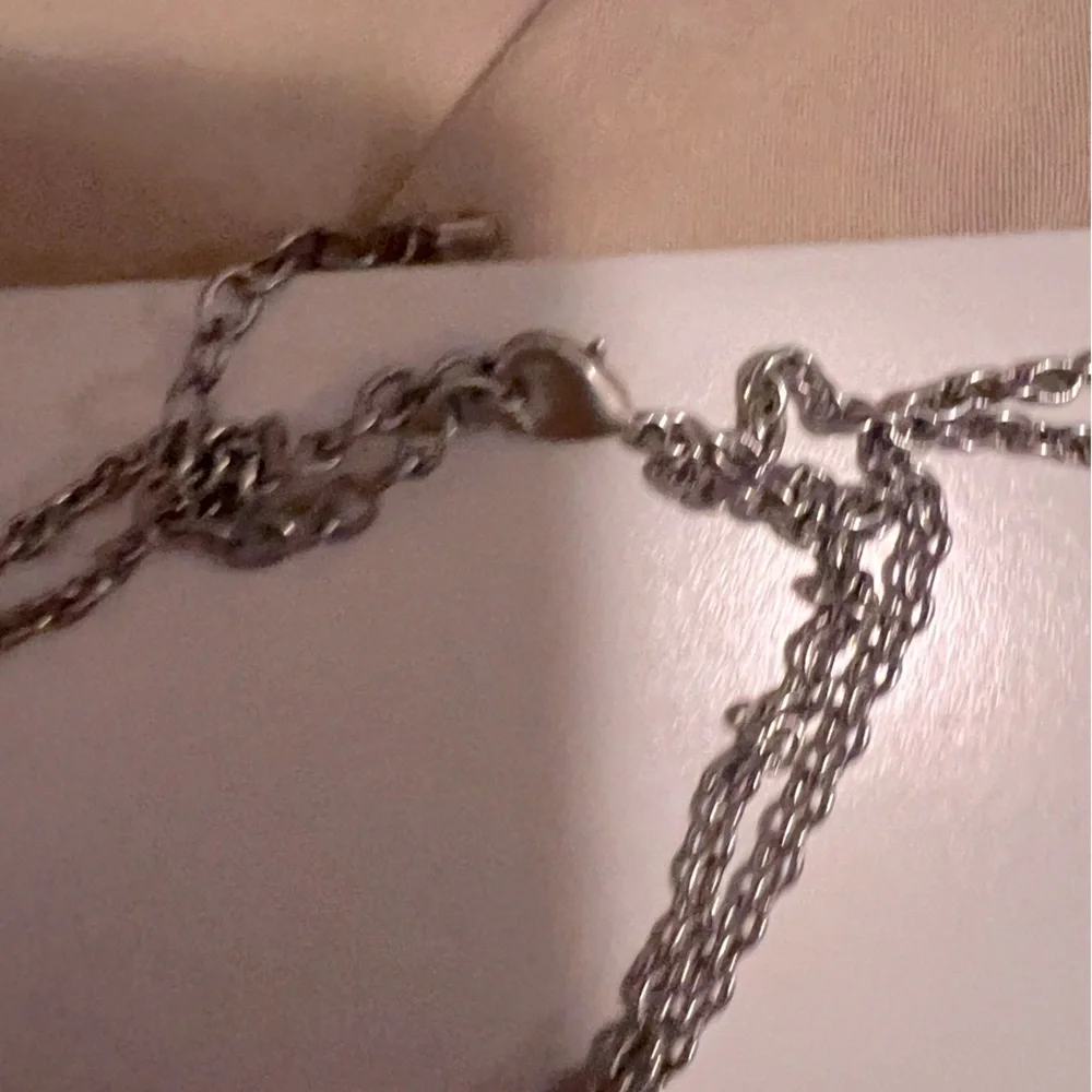 2 necklaces/costume jewelry , oval shaped